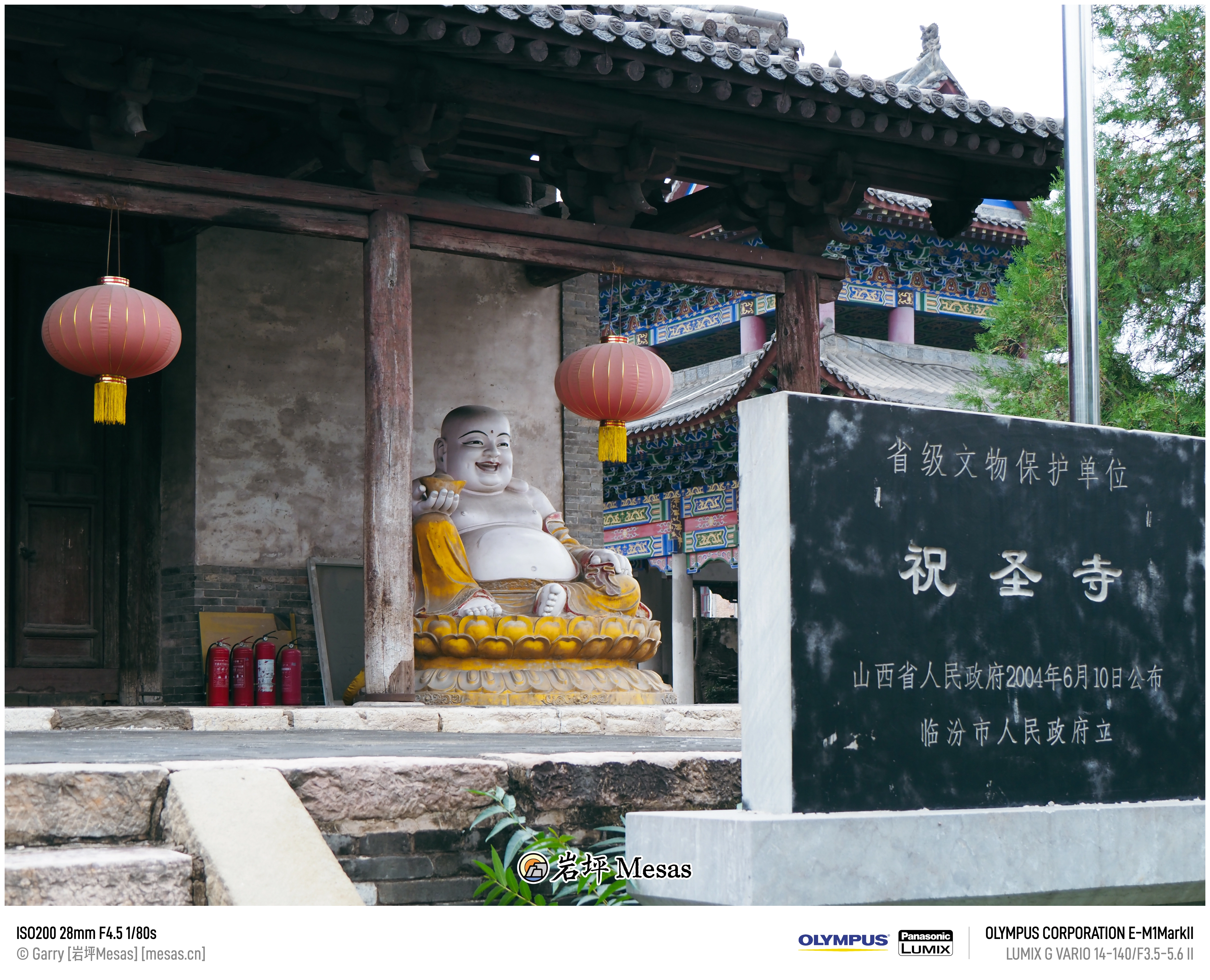 梁思成曾走访的祝圣寺,远处是烂尾的水泥钟鼓楼